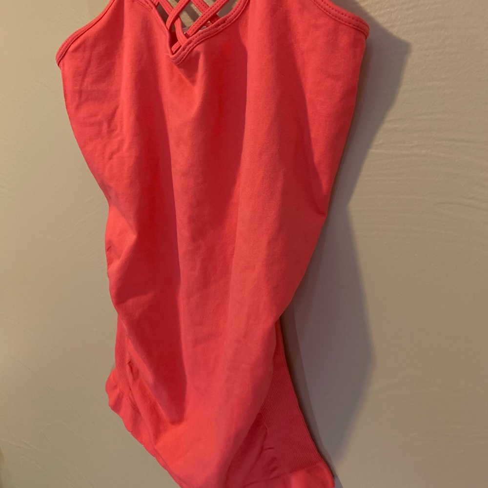 Dynamic Fashion Tank Top - Picture 4 of 5